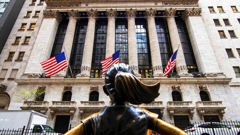Fearless Girl looking at NYSE