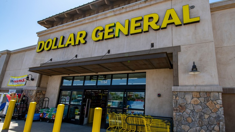 Dollar General storefront