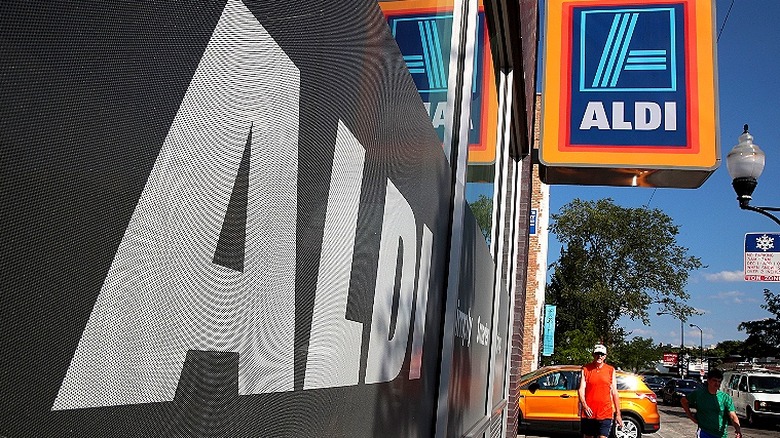 Aldi signs alongside sidewalk