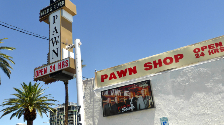 Sign outside of the 'Pawn Stars' shop reads 'open 24 hrs'