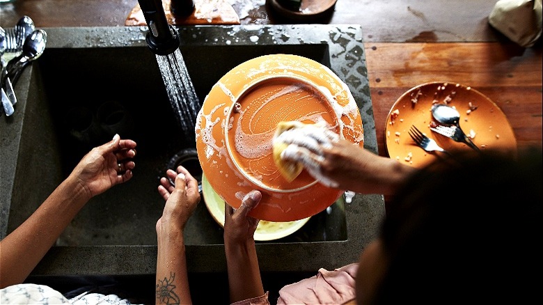 Family washes dishes together