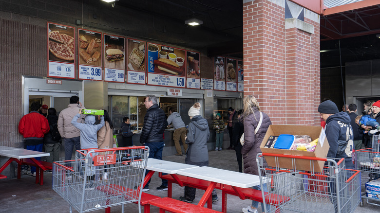 An outdoor Costco food court