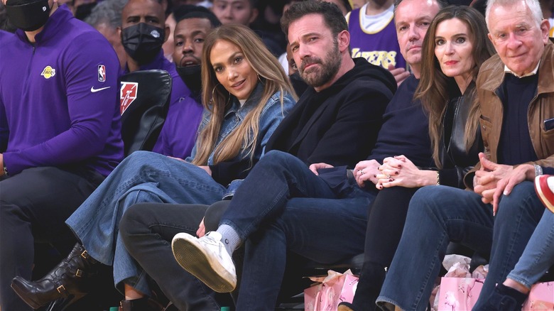 Ben Affleck, Jennifer Lopez courtside