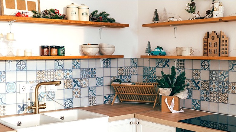 A kitchen with open shelving