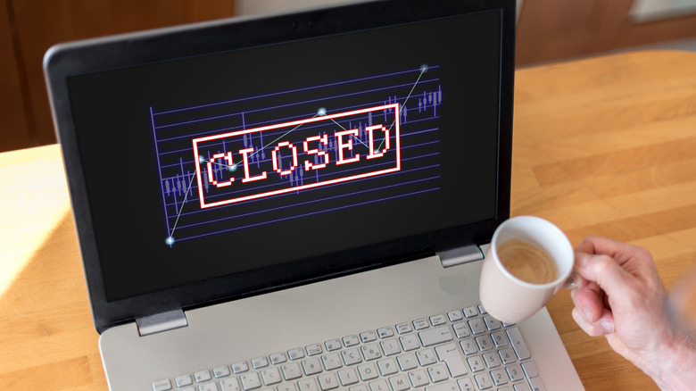 computer screen with closed sign dispalyed