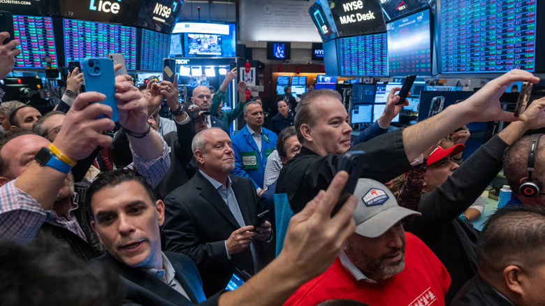 traders at the New York stock exchange