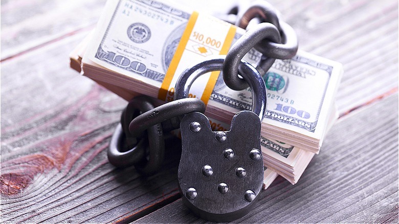 Cash money with chain lock