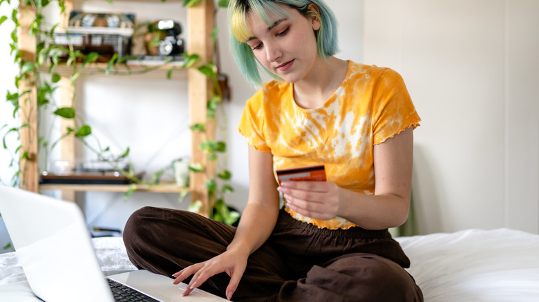 woman using a cashback card for purchase