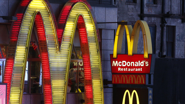 McDonald's location restaurant signs