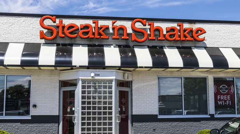 Steak n' Shake restaurant front