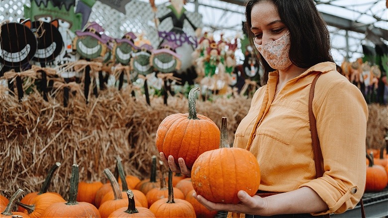 Person shopping for pumpkins