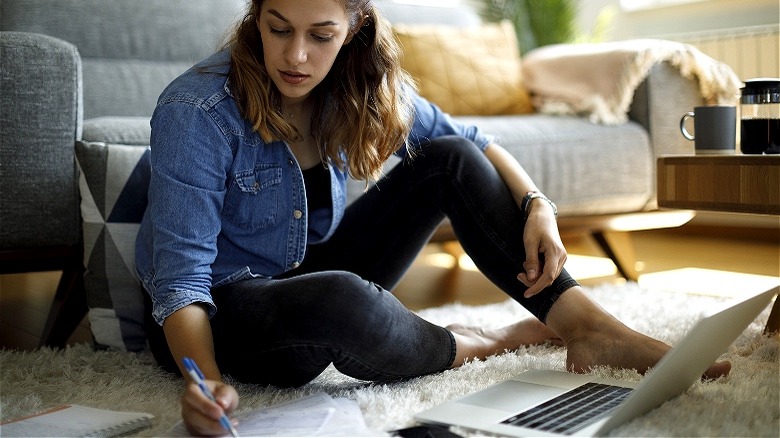 Woman calculates finances