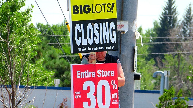 Posting Big Lots closing sign