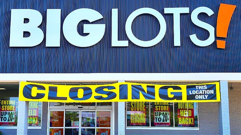 Big Lots closing sign