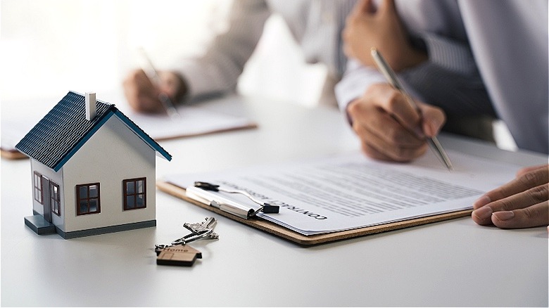 Couple signing mortgage documents