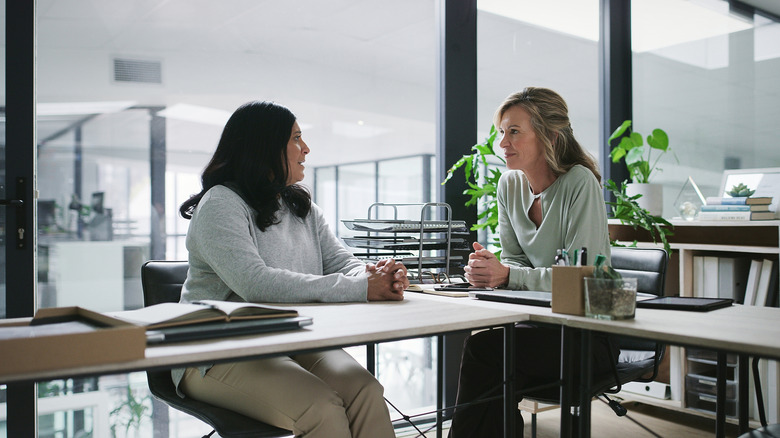 Human resources personnel and employee talk for workplace help