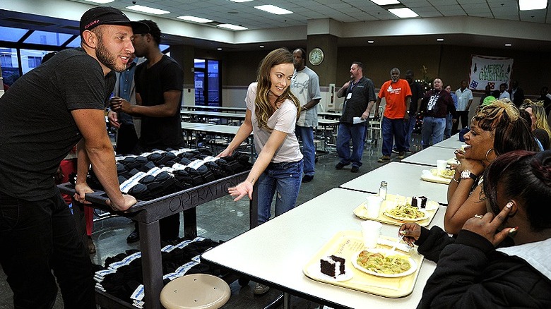 David Heath and Olivia Wilde hand out Bombas socks at a shelter in 2015 in California