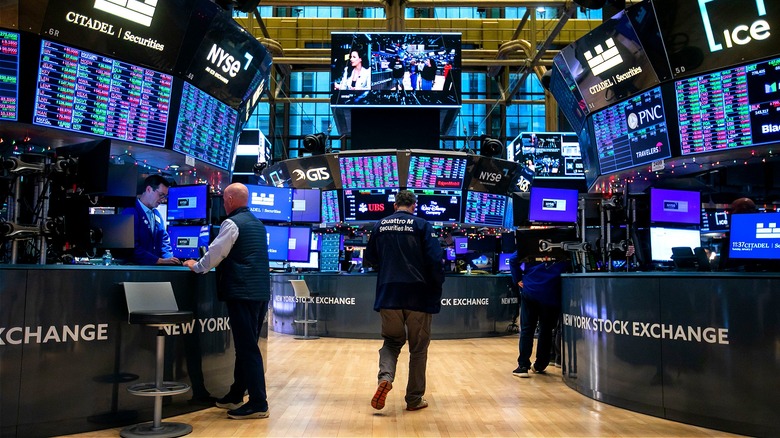 Traders on the NYSE floor