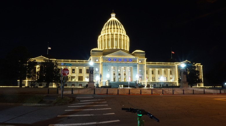 The Arkansas State capitol building at night.