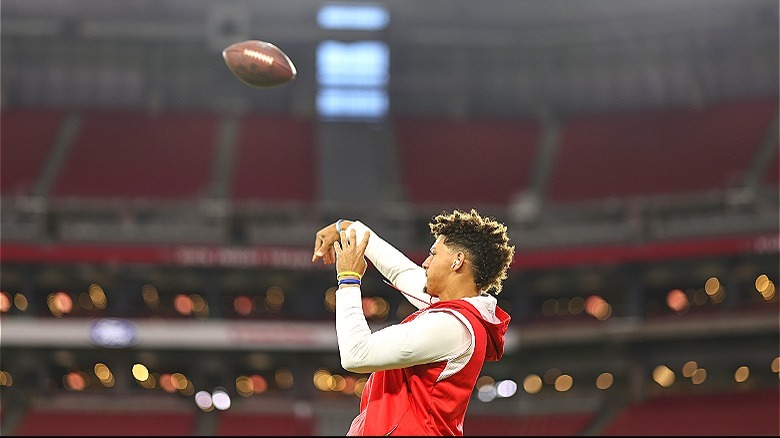 QB Patrick Mahomes tosses football