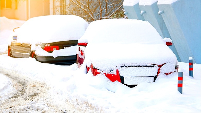 Vehicles trapped under heavy snowfall