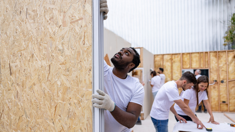 volunteers building homes