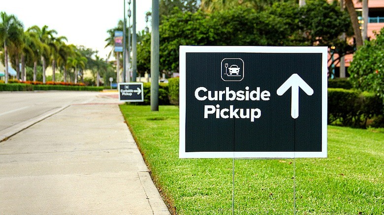 A sign for curbside pickup location