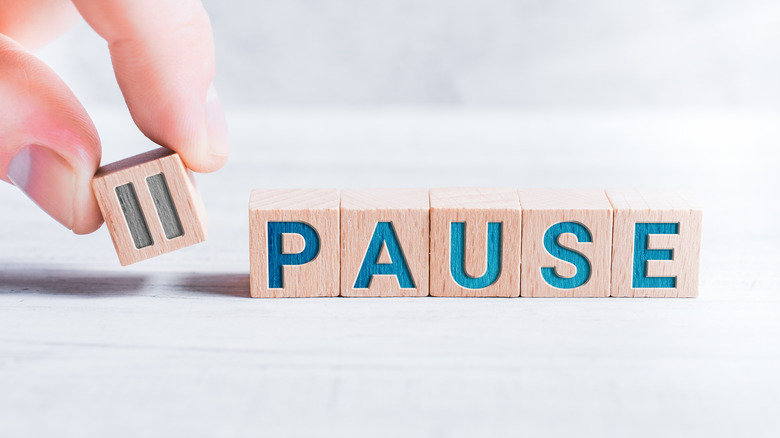 pause spelled in blocks