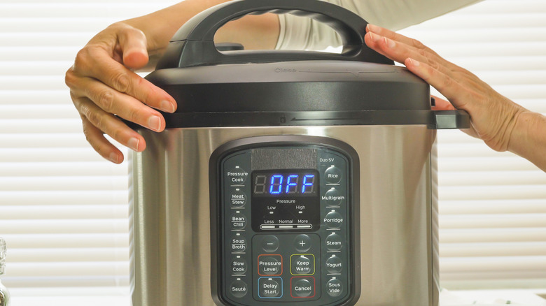 pressure cooker with always on display