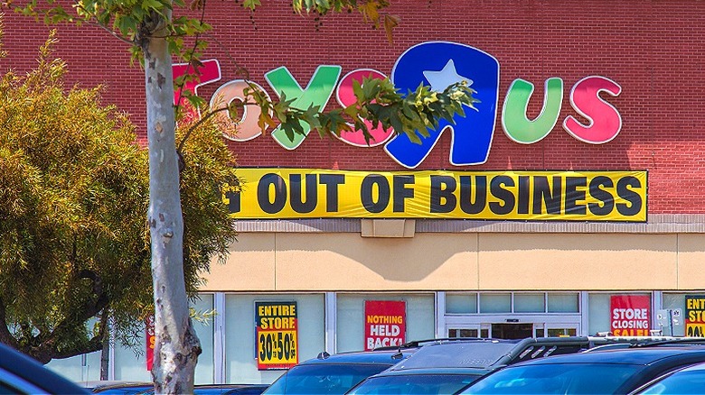 Toys R Us liquidation signs