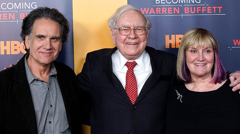 Warren Buffett flanked by children