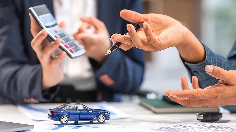 People negotiating car purchase